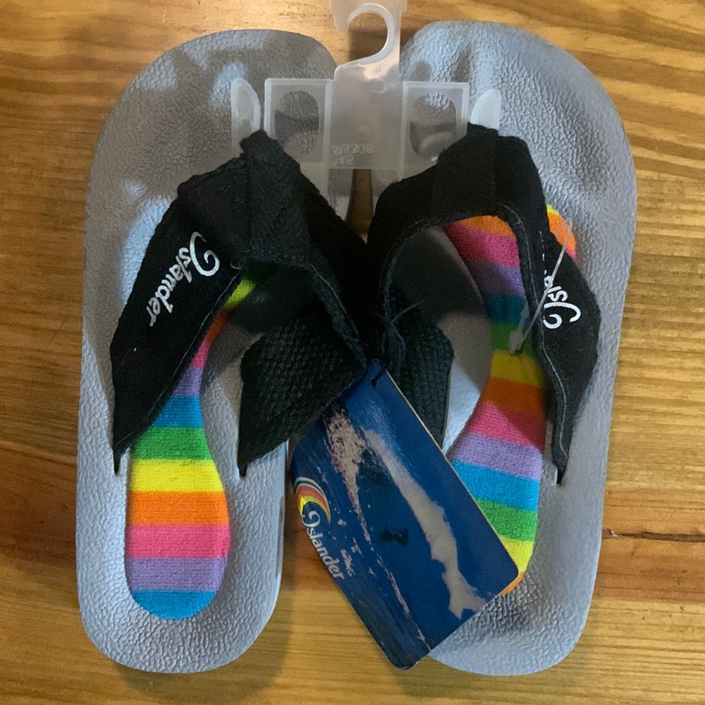 NWT Islander child flip flops